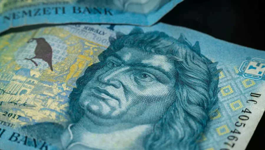 Francia politikai válság – gyengülő piacok, nyomás alatt a forint 