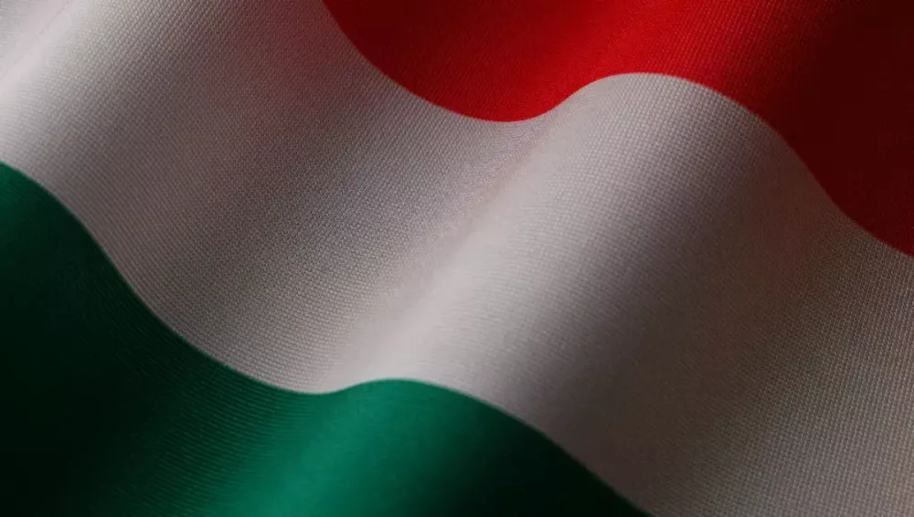 Több tízezer ember vonult utcára Budapesten – rivális tüntetések a választások előtt