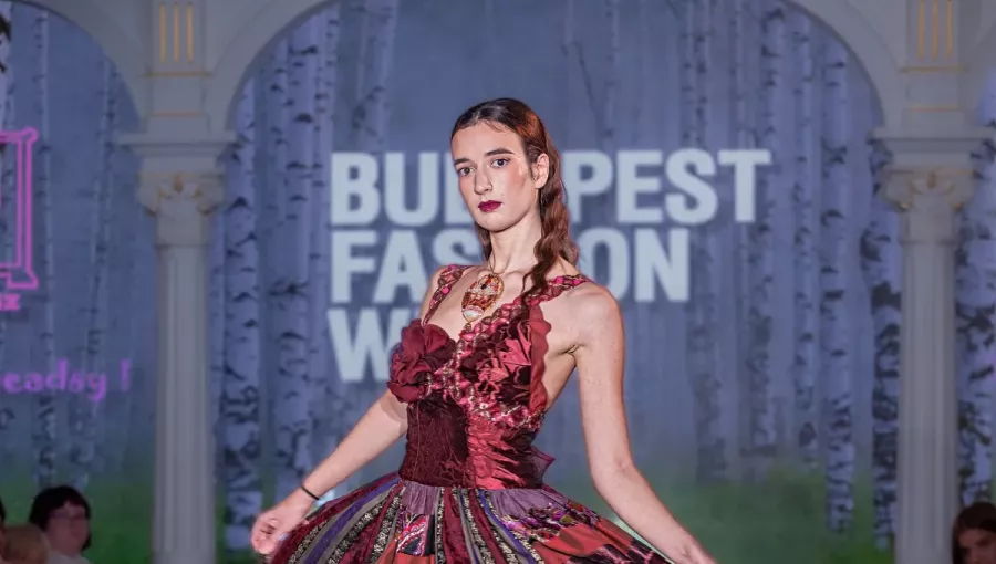 Új életre kelt selymek – Orosz Réka fenntartható kollekciója ragyogta be a BFW őszét