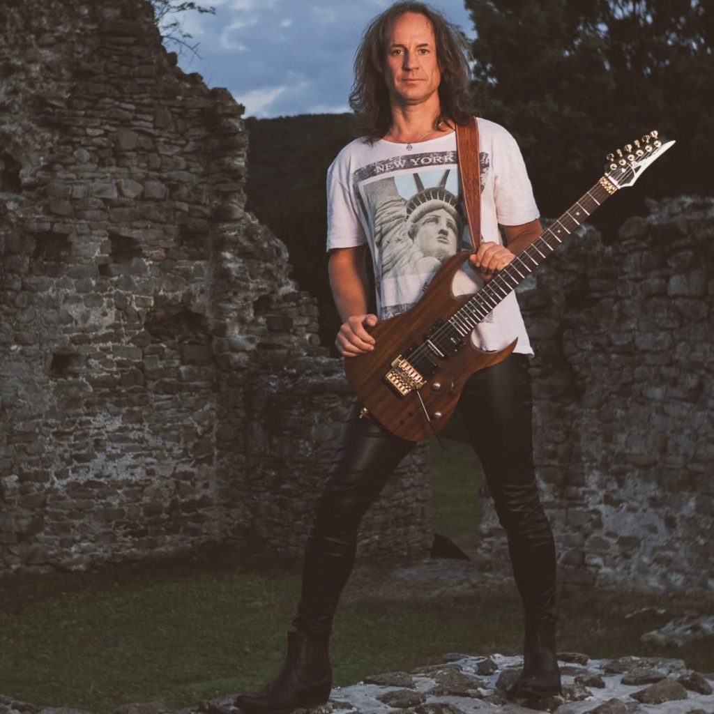 Kosztin László: „A gitár számomra a belső béke hangja” Kosztin László: „A gitár számomra a belső béke hangja”