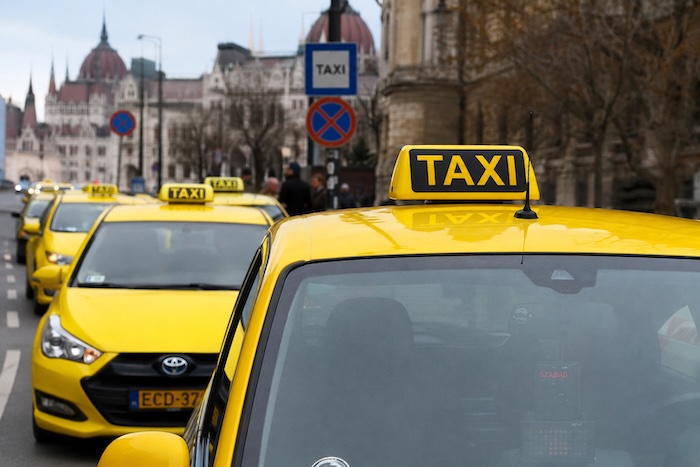 Előbb blokádot helyeztek kilátásba, most cáfolnak a taxisok: a BL-döntő előtt éleződött ki a tarifaháború Budapesten Előbb blokádot helyeztek kilátásba, most cáfolnak a taxisok: a BL-döntő előtt éleződött ki a tarifaháború Budapesten