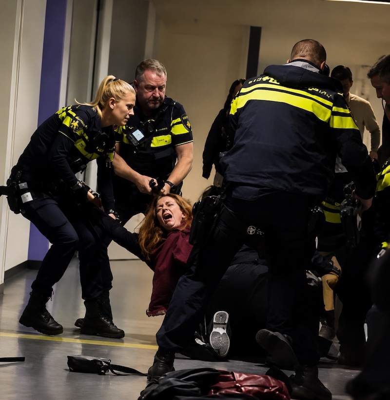 Videón, ahogy egy holland rendőr hajánál fogva földre ránt egy várandós nőt – vizsgálat indult Zeistben Videón, ahogy egy holland rendőr hajánál fogva földre ránt egy várandós nőt – vizsgálat indult Zeistben