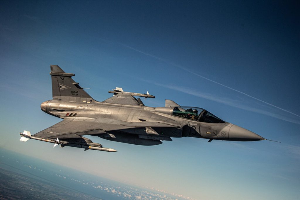 Rakétával a fedélzetén semmisült meg a magyar Gripen – a pilóta a földön katapultált Rakétával a fedélzetén semmisült meg a magyar Gripen – a pilóta a földön katapultált