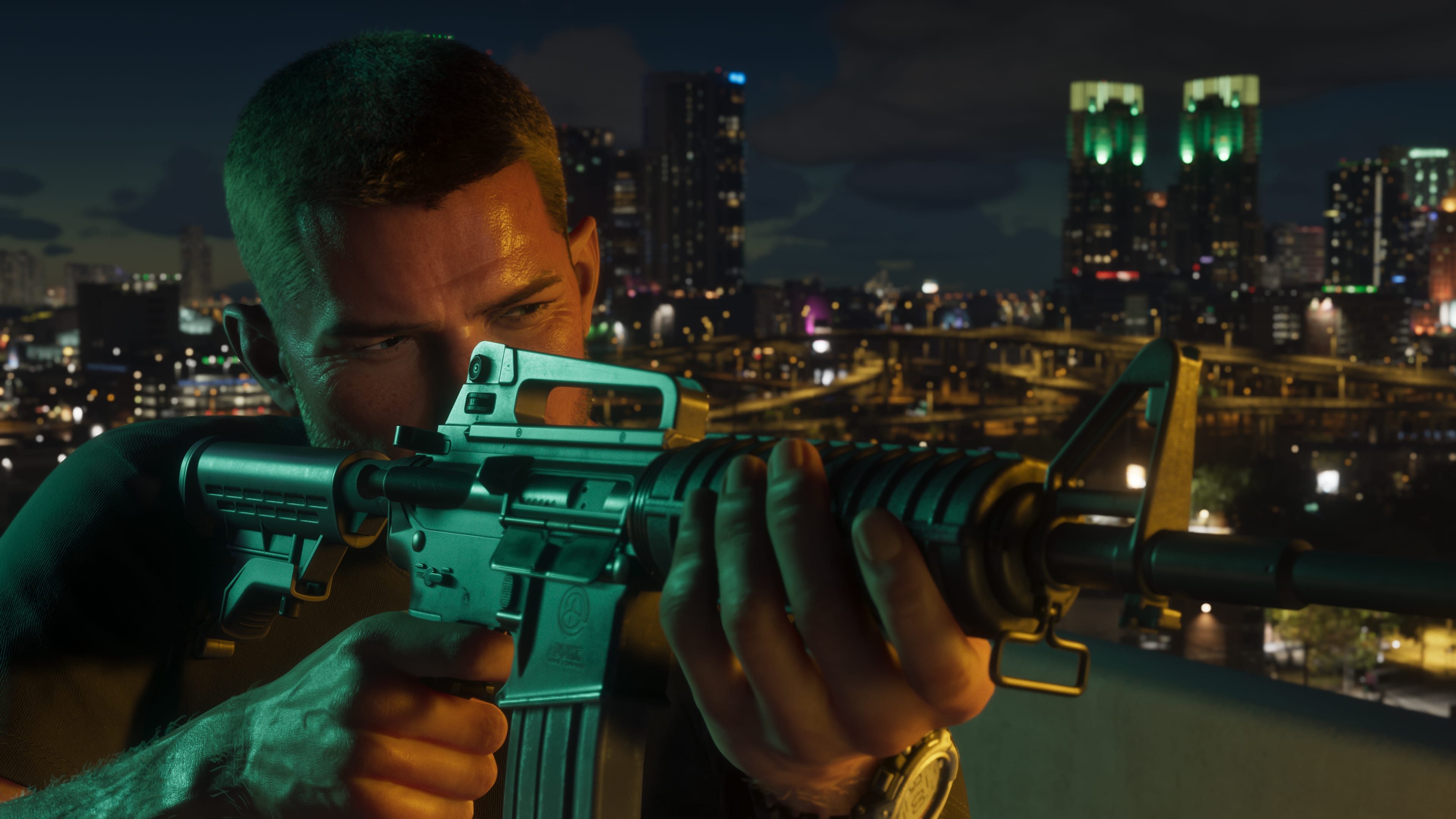 Jason Duval fegyverrel Vice City éjszakai fényei előtt