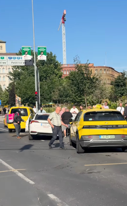 Autó csapódott a Blaha Lujza téri villamosmegállóba, egy fiatal nő megsérült + videó Autó csapódott a Blaha Lujza téri villamosmegállóba, egy fiatal nő megsérült + videó