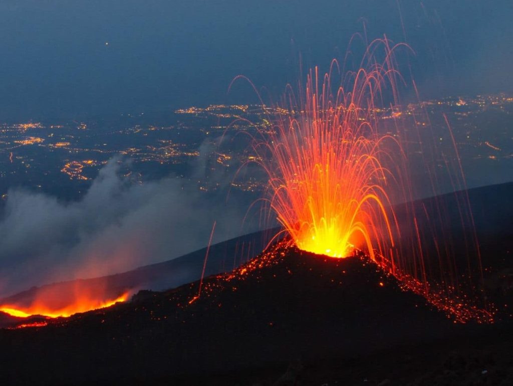 Az Etna hamuja miatt szombat hajnalig zárva marad Catania repülőtere Az Etna hamuja miatt szombat hajnalig zárva marad Catania repülőtere