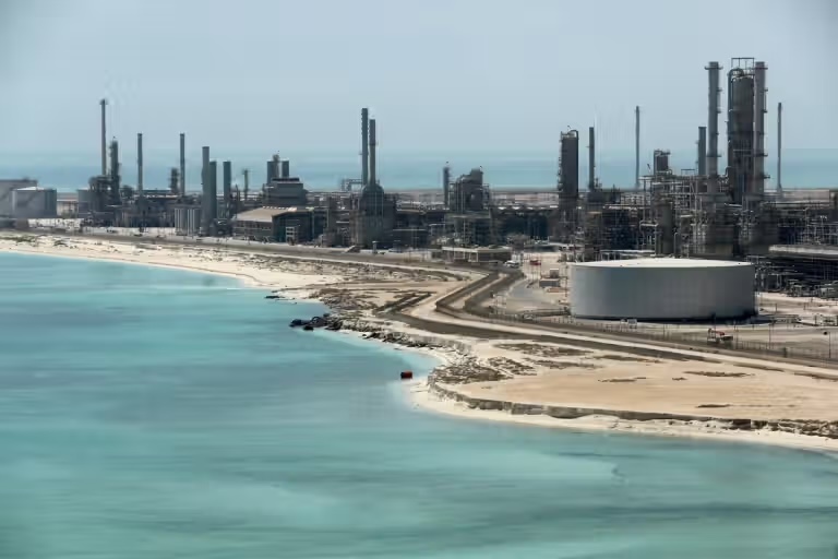 Hormuz forgalma a tizedére zuhant – Szaúd-Arábia már a Vörös-tenger felé viszi ki az olaját Hormuz forgalma a tizedére zuhant – Szaúd-Arábia már a Vörös-tenger felé viszi ki az olaját