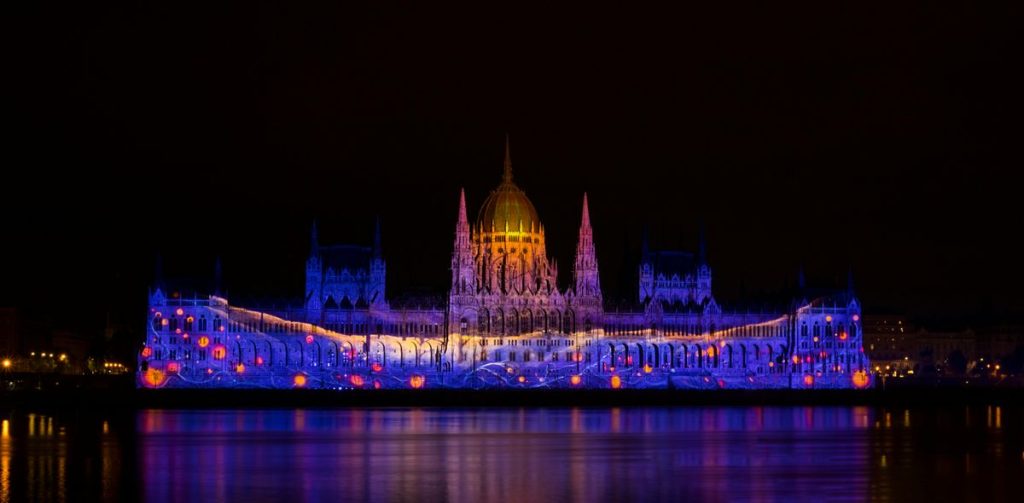 Rövidebb tűzijáték, látványosabb fényshow – így ünnepel Budapest augusztus 20-án Rövidebb tűzijáték, látványosabb fényshow – így ünnepel Budapest augusztus 20-án