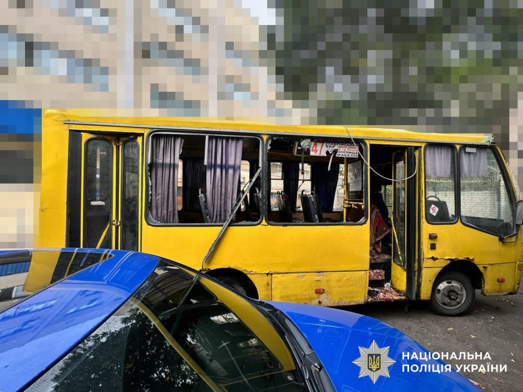 Orosz FPV-drón csapott le egy civil kisbuszra Herszonban – négyen meghaltak, Zelenszkij „szafariról” beszél Orosz FPV-drón csapott le egy civil kisbuszra Herszonban – négyen meghaltak, Zelenszkij „szafariról” beszél