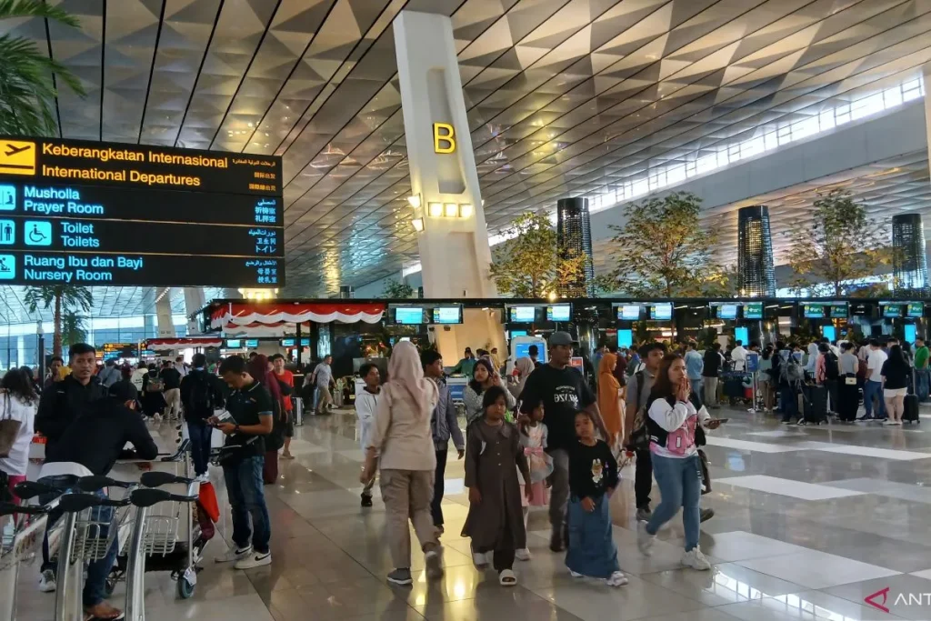 Újra megnyitották Jakarta repülőtereit – 341 ezer utast és közel 3000 járatot érintett az Anak Krakatau kitörése Újra megnyitották Jakarta repülőtereit – 341 ezer utast és közel 3000 járatot érintett az Anak Krakatau kitörése