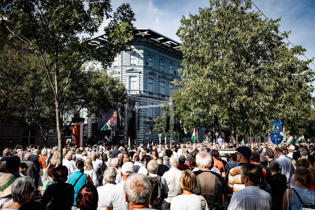 „Ha nem tetszik nekik a Terror Háza, csináljanak maguknak egy másikat” – tüntetés a Terror Háza Múzeum előtt „Ha nem tetszik nekik a Terror Háza, csináljanak maguknak egy másikat” – tüntetés a Terror Háza Múzeum előtt