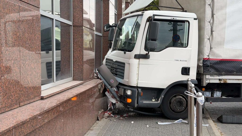 Villamossal ütközött, majd a kormányablak épületének csapódott egy teherautó Újpesten Villamossal ütközött, majd a kormányablak épületének csapódott egy teherautó Újpesten