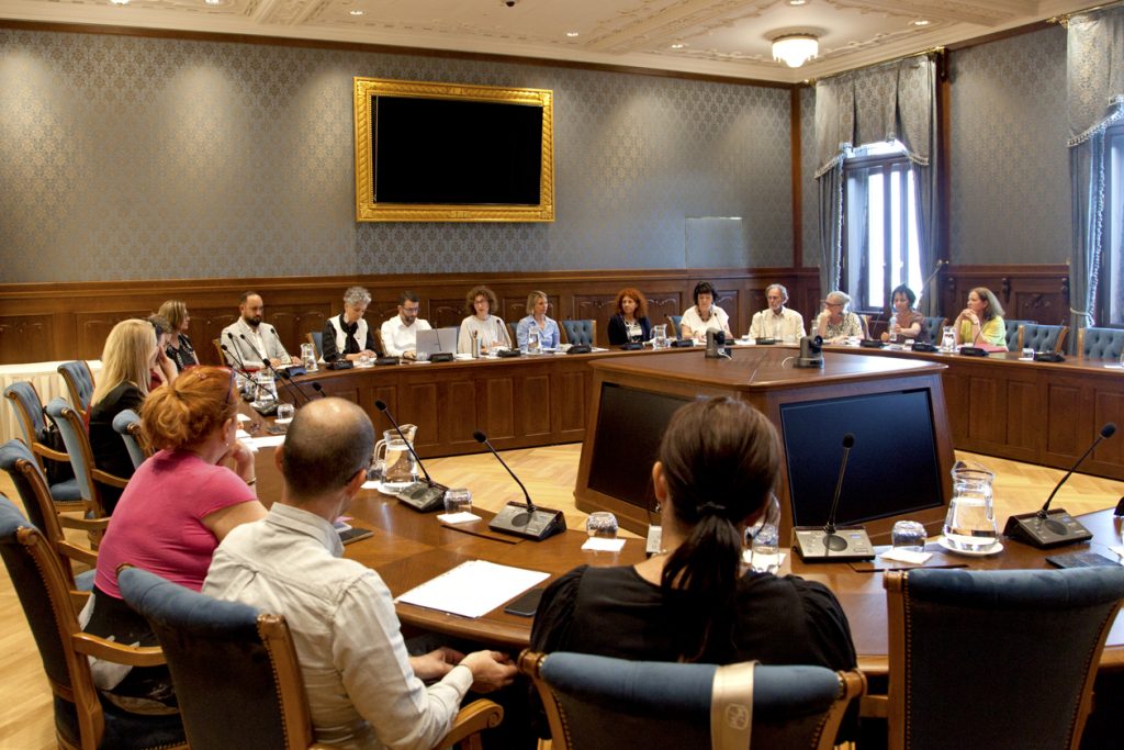 Hat törvényt ír át a kormány a gyermekvédelemben, nyolc napot kapna a gyámhatóság a kórházban maradt gyerekek ügyében Hat törvényt ír át a kormány a gyermekvédelemben, nyolc napot kapna a gyámhatóság a kórházban maradt gyerekek ügyében
