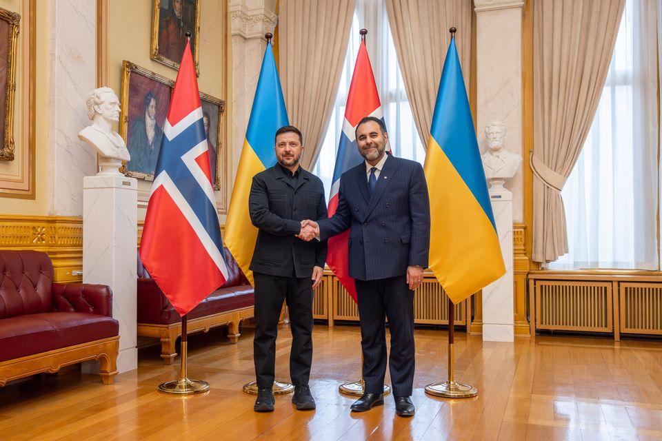 Zelenszkij megérkezett Oslóba – Harald király temetése előtt a norvég kormányfővel tárgyal a légvédelemről Zelenszkij megérkezett Oslóba – Harald király temetése előtt a norvég kormányfővel tárgyal a légvédelemről