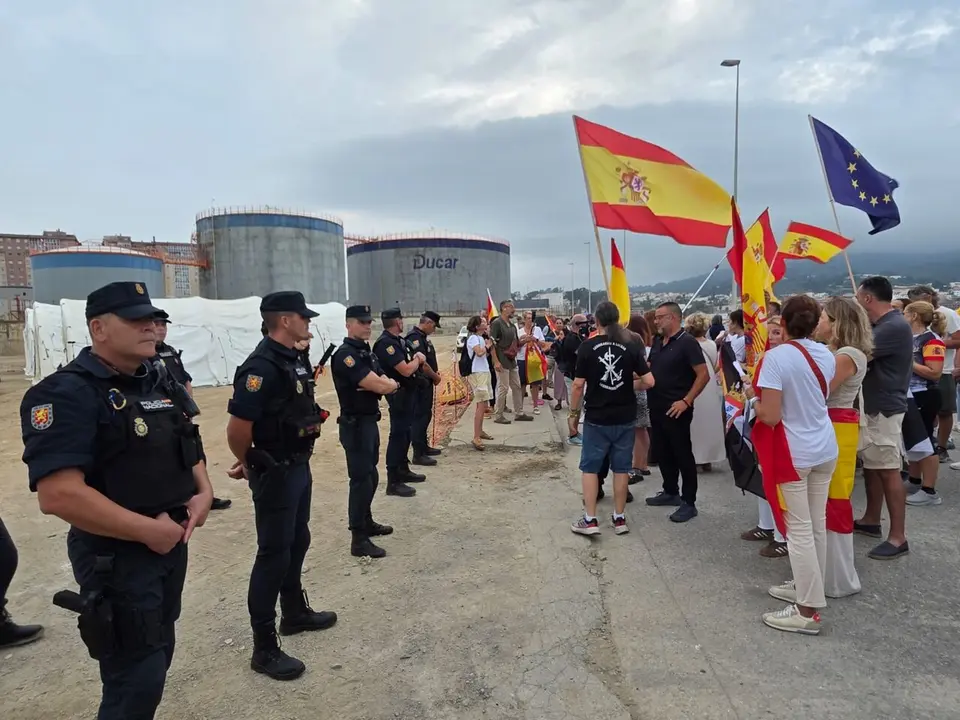 Óriási feszültség: Madrid lesöpörte Ceuta döntését, rendőrök állnak a tiltakozók és az épülő új migránstábor közé Óriási feszültség: Madrid lesöpörte Ceuta döntését, rendőrök állnak a tiltakozók és az épülő új migránstábor közé
