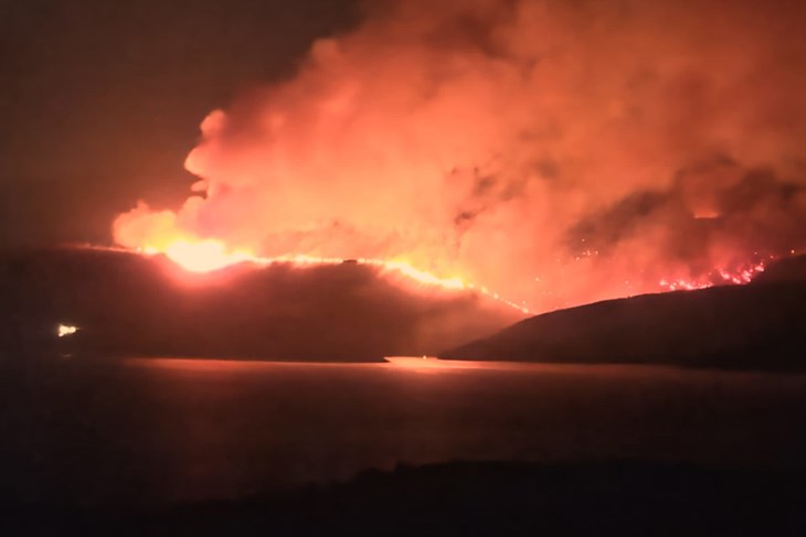 Negyven magyart menekítettek ki a Brač szigetén pusztító tűz elől Negyven magyart menekítettek ki a Brač szigetén pusztító tűz elől