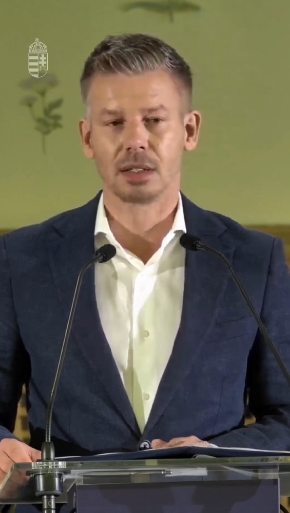Magyar Péter közzétette az Orbán Viktor által aláírt iratot a bicskei igazgató kitüntetéséről Magyar Péter közzétette az Orbán Viktor által aláírt iratot a bicskei igazgató kitüntetéséről