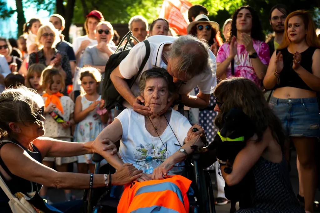 Videón: 71 év után hordágyon lakoltatták ki a 87 éves beteg Maricarment – tízezrek vonultak utcára, sátortábor áll Madrid szívében – VIDEÓ Videón: 71 év után hordágyon lakoltatták ki a 87 éves beteg Maricarment – tízezrek vonultak utcára, sátortábor áll Madrid szívében – VIDEÓ