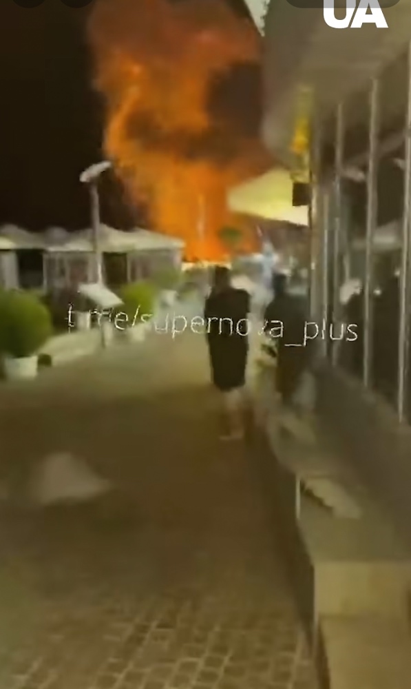 Videón: tengeri drónok csaptak le Szocsira – nyolcan megsérültek, robbanás rázta meg a tengerparti sétányt Videón: tengeri drónok csaptak le Szocsira – nyolcan megsérültek, robbanás rázta meg a tengerparti sétányt