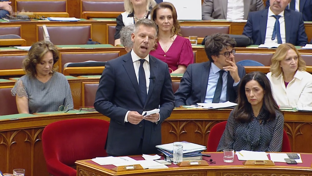 „Ne meneküljél gyáva, undorító féregként!” – Magyar Péter családi céges vádja után robbant Toroczkai a parlamentben „Ne meneküljél gyáva, undorító féregként!” – Magyar Péter családi céges vádja után robbant Toroczkai a parlamentben