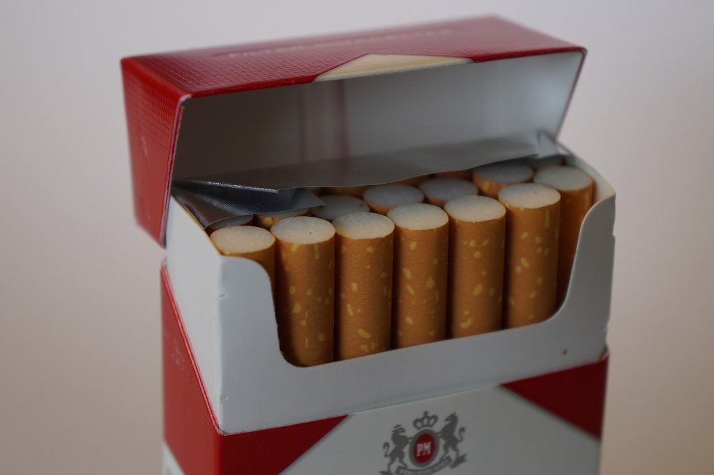 Minden tizedik vizsgált cigarettásdoboz hamis Magyarországon – az illegális e-cigaretták nikotintartalma is aggasztó Minden tizedik vizsgált cigarettásdoboz hamis Magyarországon – az illegális e-cigaretták nikotintartalma is aggasztó