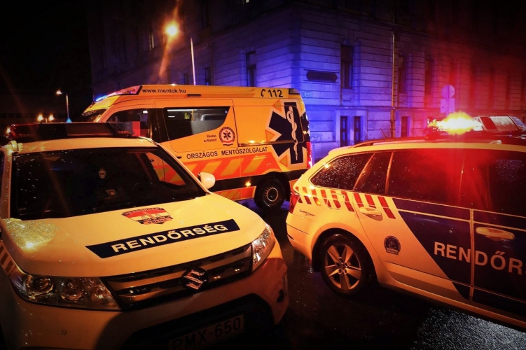 Két ember meghalt egy soproni lakástűzben – az erkélyen át jutottak be a tűzoltók Két ember meghalt egy soproni lakástűzben – az erkélyen át jutottak be a tűzoltók
