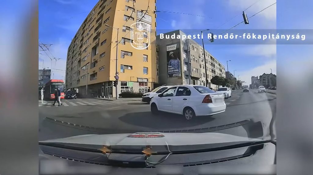 Három piros lámpán hajtott át a rendőrök elől menekülő nő Budapesten – jogosítványa sem volt, két körözés is érvényben volt ellene Három piros lámpán hajtott át a rendőrök elől menekülő nő Budapesten – jogosítványa sem volt, két körözés is érvényben volt ellene