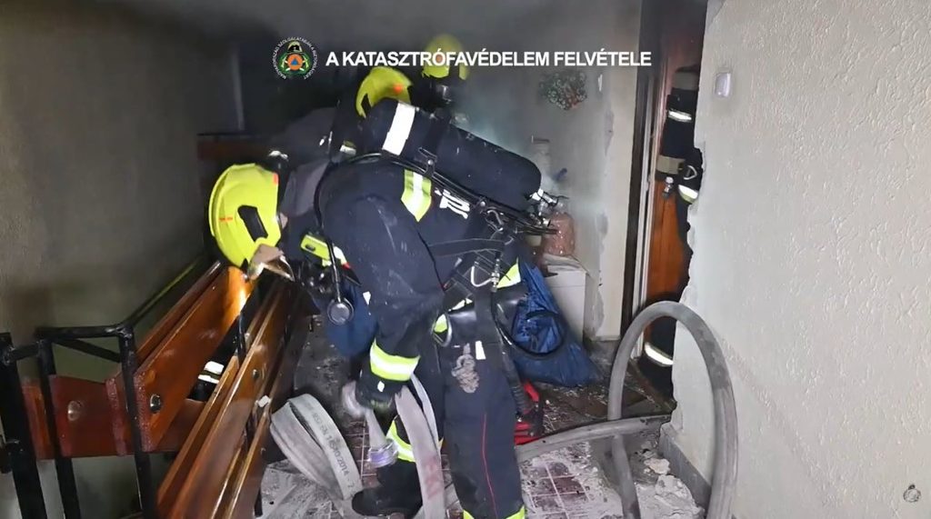 Video: Robbanás rázott meg egy budai társasházat – meghalt egy idős nő, tizenegyen hagyták el az épületet Video: Robbanás rázott meg egy budai társasházat – meghalt egy idős nő, tizenegyen hagyták el az épületet