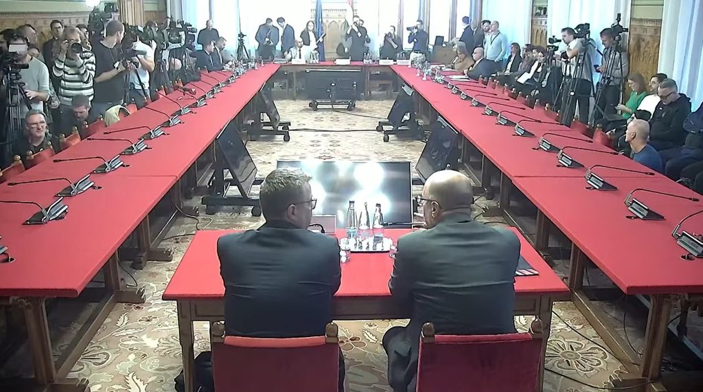 Két volt minisztert és a végrehajtói rendszer több korábbi vezetőjét is meghallgatják – újabb döntések születtek a parlamenti vizsgálóbizottságban Két volt minisztert és a végrehajtói rendszer több korábbi vezetőjét is meghallgatják – újabb döntések születtek a parlamenti vizsgálóbizottságban