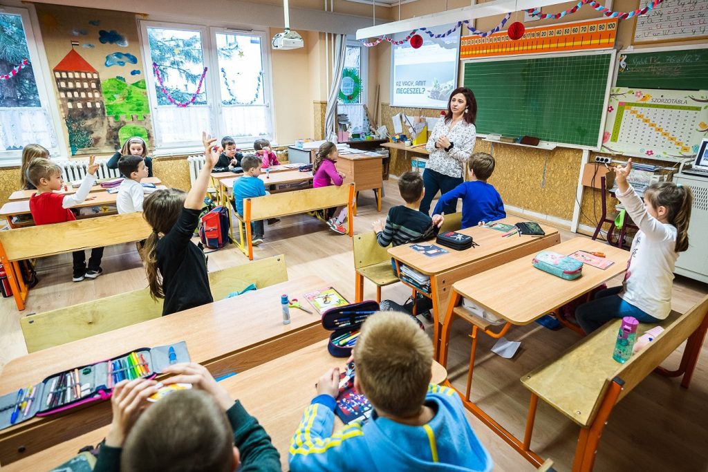 Gyökeresen átalakítaná a magyar iskolarendszert a CKP stratégiája: kivezetnék a 6 és 8 osztályos gimnáziumokat és megszüntetnék az osztályzatközpontú értékelést Gyökeresen átalakítaná a magyar iskolarendszert a CKP stratégiája: kivezetnék a 6 és 8 osztályos gimnáziumokat és megszüntetnék az osztályzatközpontú értékelést
