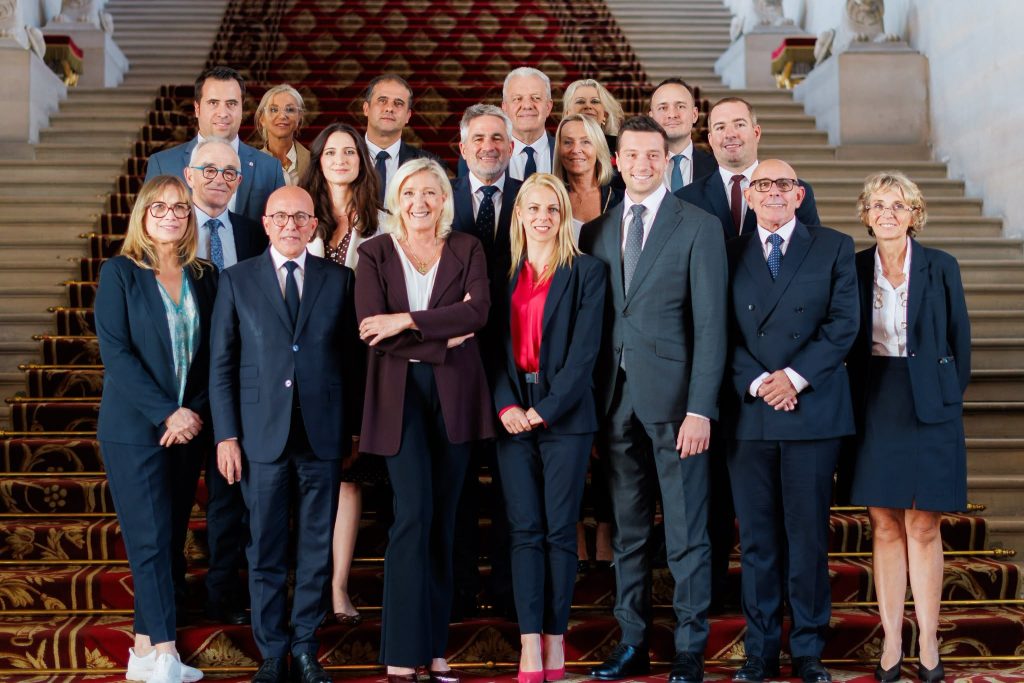 Macron beszéde után elszabadult a politikai pokol: Rendkívüli állapotot követel a jobboldal, siralmas színjátékról beszél a baloldal Macron beszéde után elszabadult a politikai pokol: Rendkívüli állapotot követel a jobboldal, siralmas színjátékról beszél a baloldal