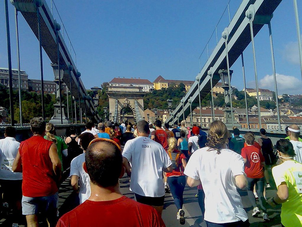 Rekord Budapesten: több mint tízezren vágnak neki a maratoni távnak Rekord Budapesten: több mint tízezren vágnak neki a maratoni távnak